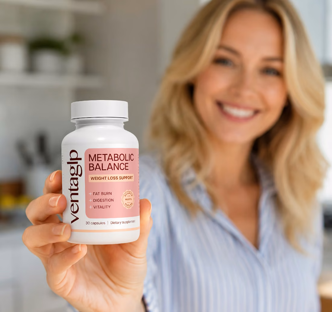 Femme blonde souriante qui présente un flacon de Venta GLP